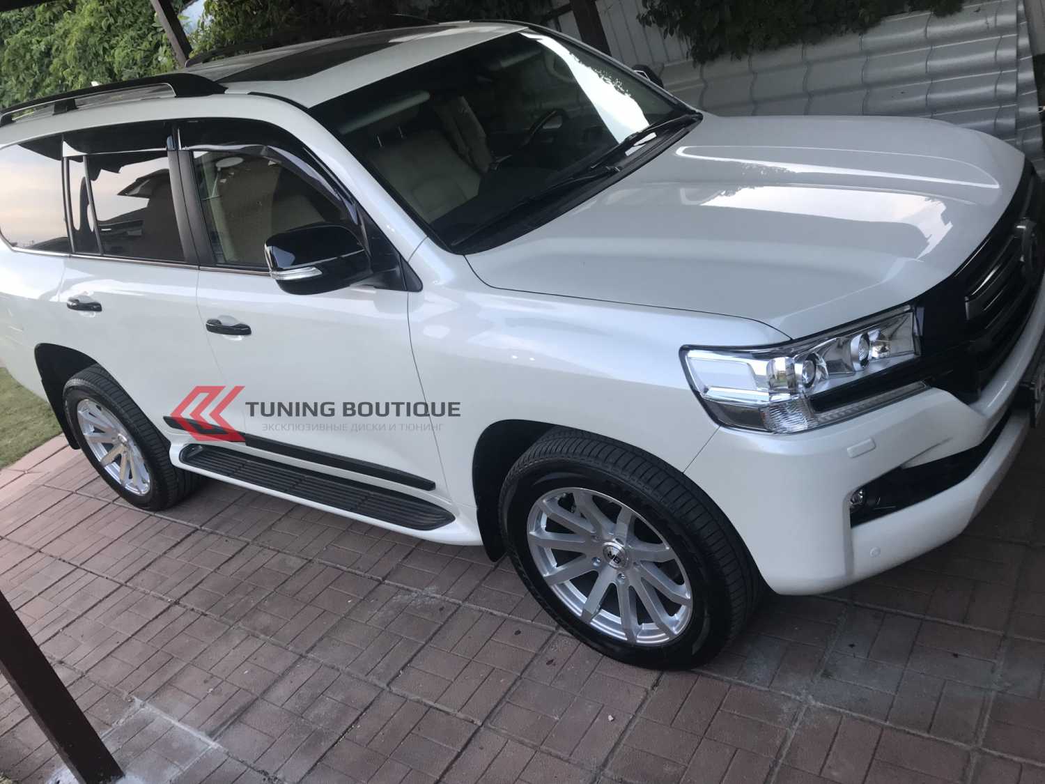 Toyota Land Cruiser 200 и 20" диски Black Rhino Traverse  фото 1